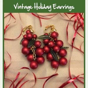 Beautiful vintage holiday clip on earrings 🎅