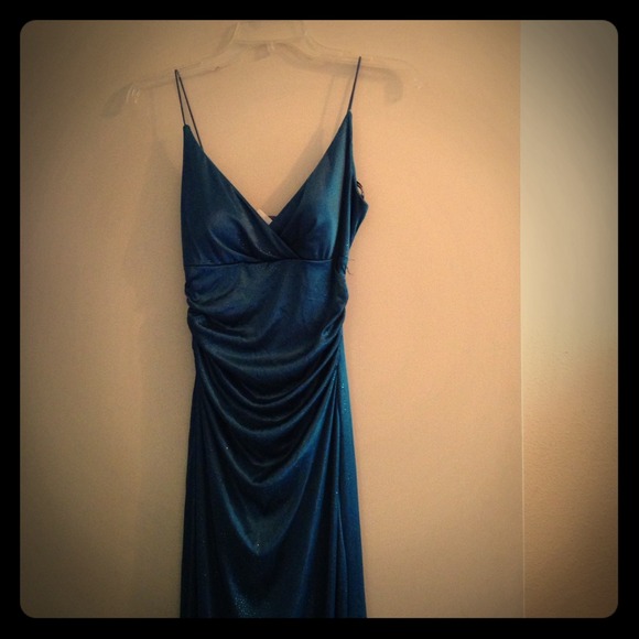Formal gown - Picture 1 of 4