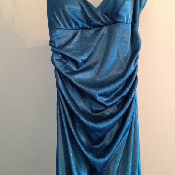 Formal gown - Picture 2 of 4