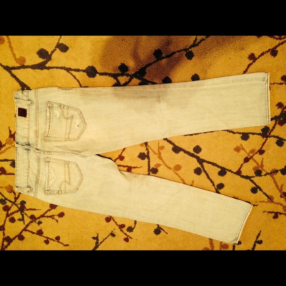 American eagle capris light wash!! Super cute - Picture 1 of 3