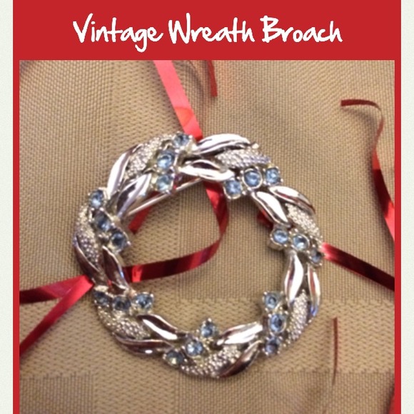 Gorgeous wreath pin with light blue stones 🎅