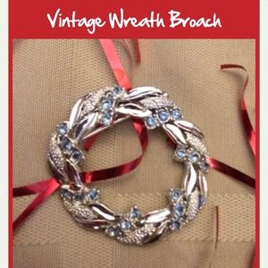 Gorgeous wreath pin with light blue stones 🎅