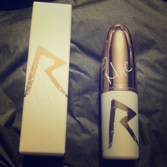 Riri loves MAC lipstick