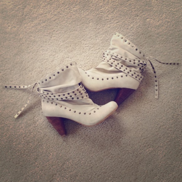 ****HOST PICK- 💛💙💜💚🎉🎉 NWOT- Tan Booties