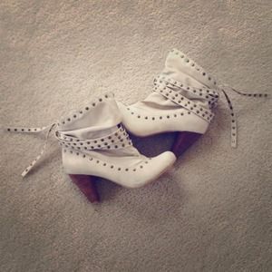 ****HOST PICK- 💛💙💜💚🎉🎉 NWOT- Tan Booties