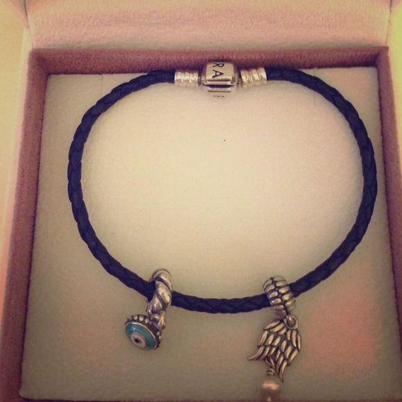 Authentic pandora bracelet with charms!💎