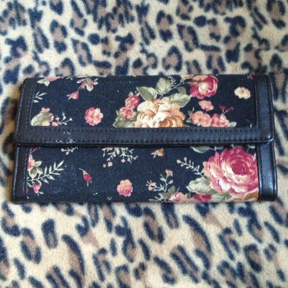 Floral Wallet - Picture 1 of 3
