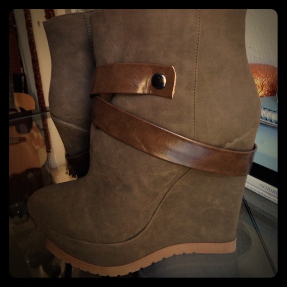 Madison by shoedazzle size 6.5. NEVER BEEN WORN!