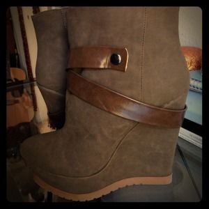 Madison by shoedazzle size 6.5. NEVER BEEN WORN!