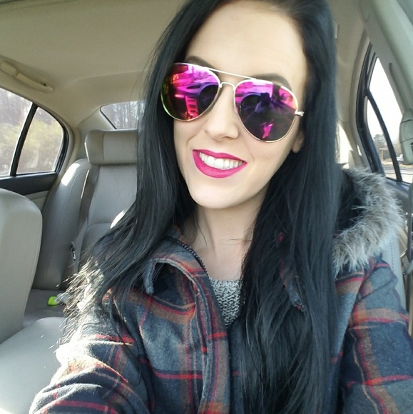 Meet Your Posher, Brooke - Picture 2 of 8