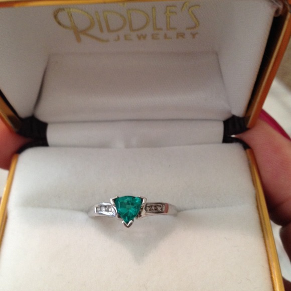 Emerald / diamonds  14kt WG ring