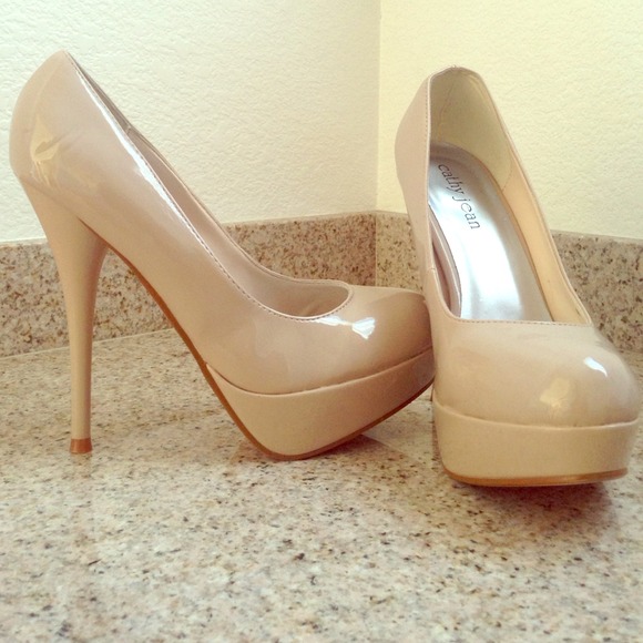 Nude platform pumps