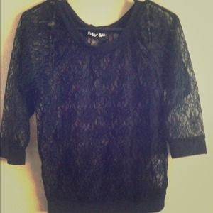 Laced quarter-sleeved shirt