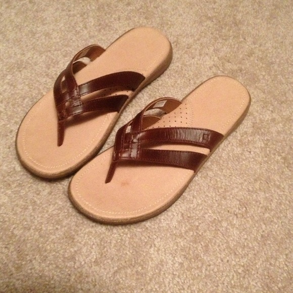 Columbia leather flip flops