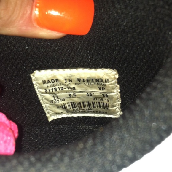 Nikes - Picture 3 of 4