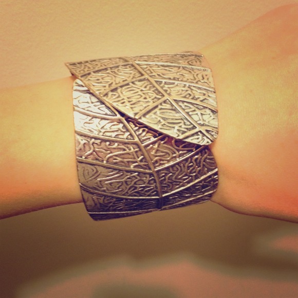 Accessories - Poshmark Editor's Pick. Silver leaf bracelet