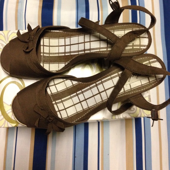 Like New - Outlook Brown Wedges