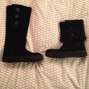 Black knit Uggs
