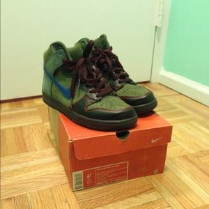 **RARE**AUTHENTIC NIKE DUNK size 6.5 MEN 8.5 WOMEN