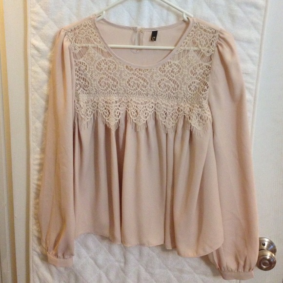 Romantic top with crocheted yolk - Picture 1 of 4