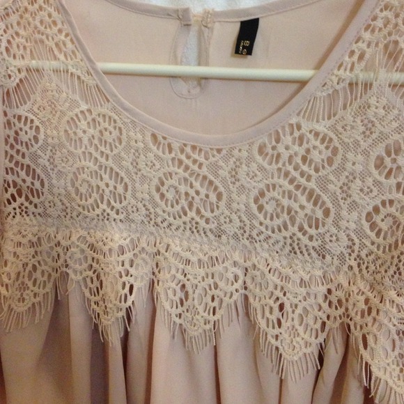 Romantic top with crocheted yolk - Picture 3 of 4
