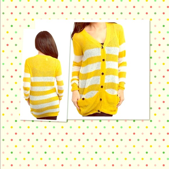 ✨✨100% Acrylic Yellow & White Sweater✨✨