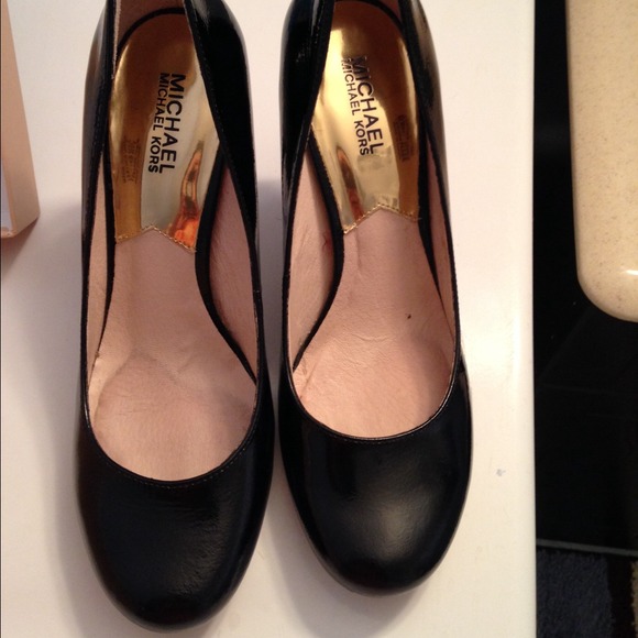 Michael kors pumps SOLD!! - Picture 2 of 4