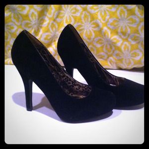 Black velvet closed-toe heels