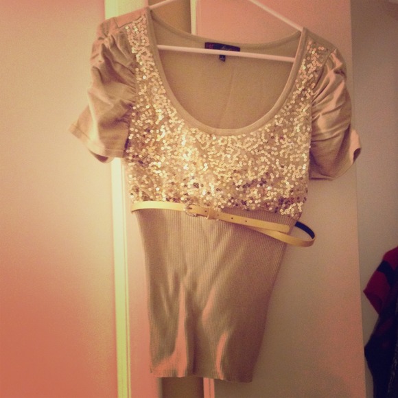 ❌SOLD❌Cute top with sequins