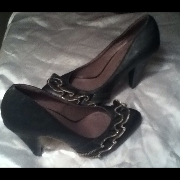 Ballet Zippered Ruffle Pump - Picture 3 of 4