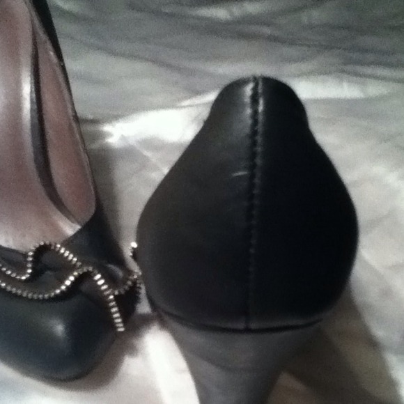 Ballet Zippered Ruffle Pump - Picture 4 of 4