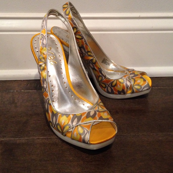 BCBG heels - Picture 2 of 4