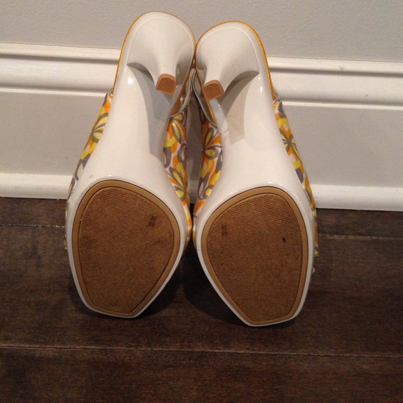 BCBG heels - Picture 3 of 4