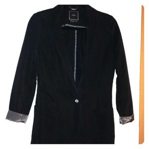 Dressy to a night out or casual day blazer!!