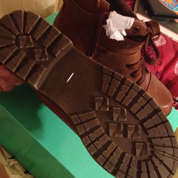 Cute trendy ankle boots Never Worn! - Picture 2 of 3