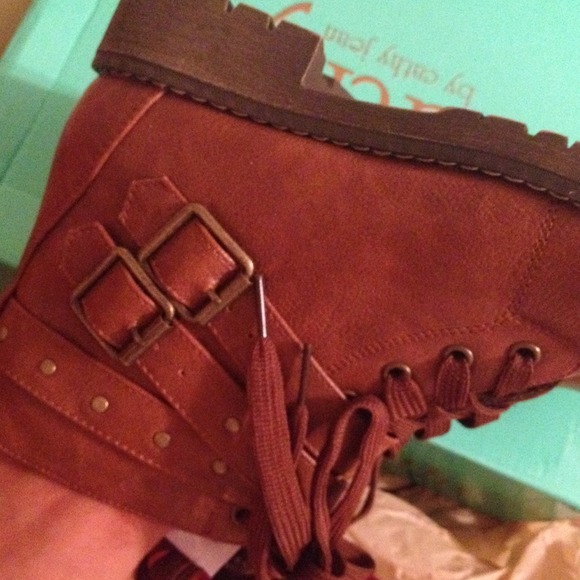 Cute trendy ankle boots Never Worn! - Picture 3 of 3