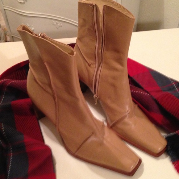Antonio Melani  low cut leather boots zipper side