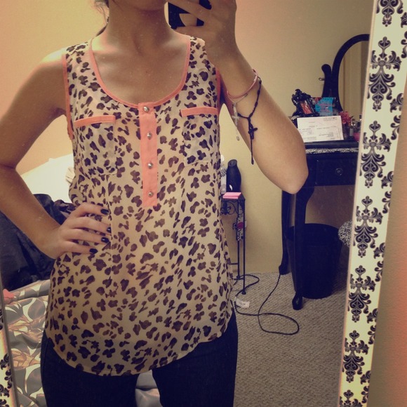 Cute leopard print top