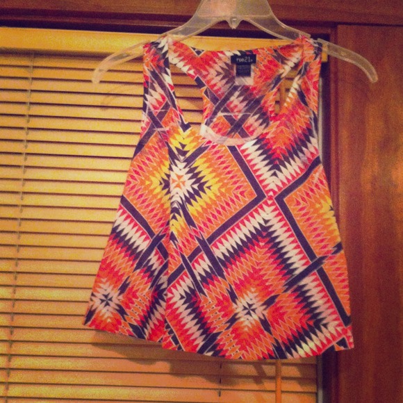 Light weight midriff tank