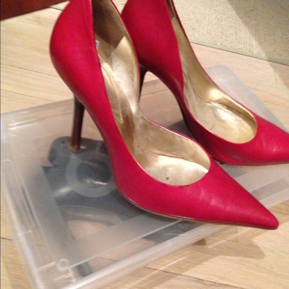 Red leather pumps by guess❌sold in bundle❌ - Picture 2 of 2