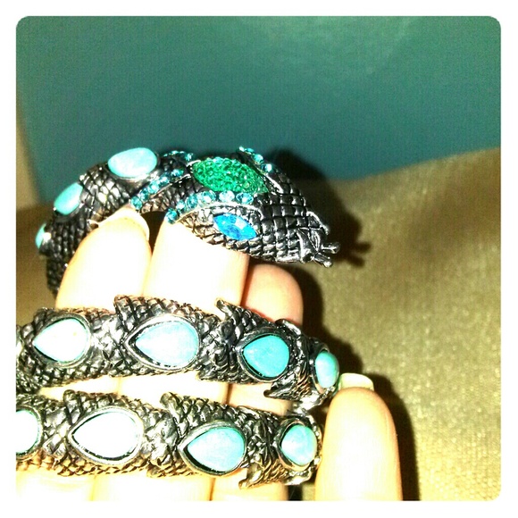 Snake bracelet with turquoise stones