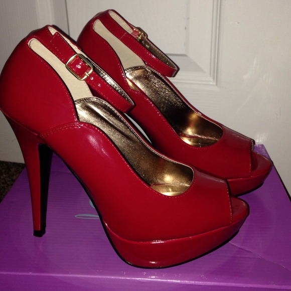 REDUCED Red pump