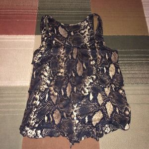 ❌SOLD‼️ Ruffle top!