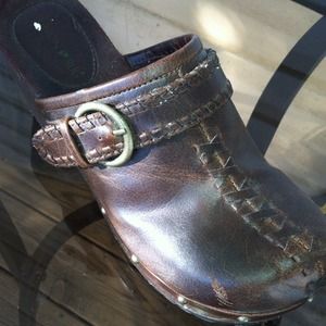 LEATHER CLOG WITH BUCKLE