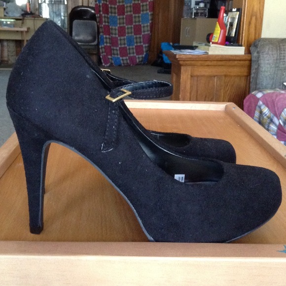AE black suede pump