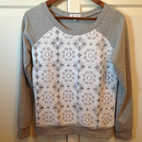 🚫SOLD🚫Grey lace-front sweatshirt - Picture 2 of 4