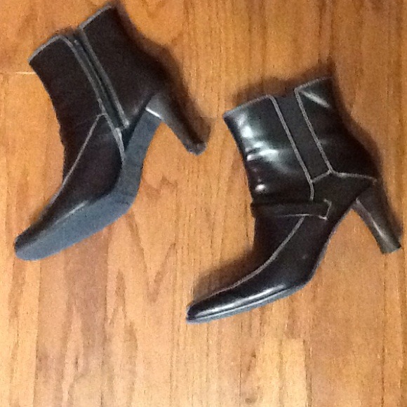 Brown above ankle boot. - Picture 2 of 2