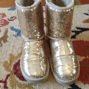 Size 8 Worn 3 times silver sequin Uggs! Cute!