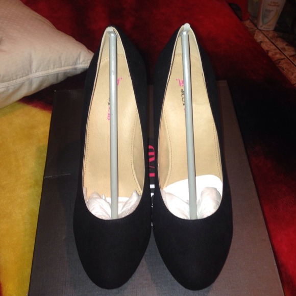 Black suede Pump - Picture 2 of 4