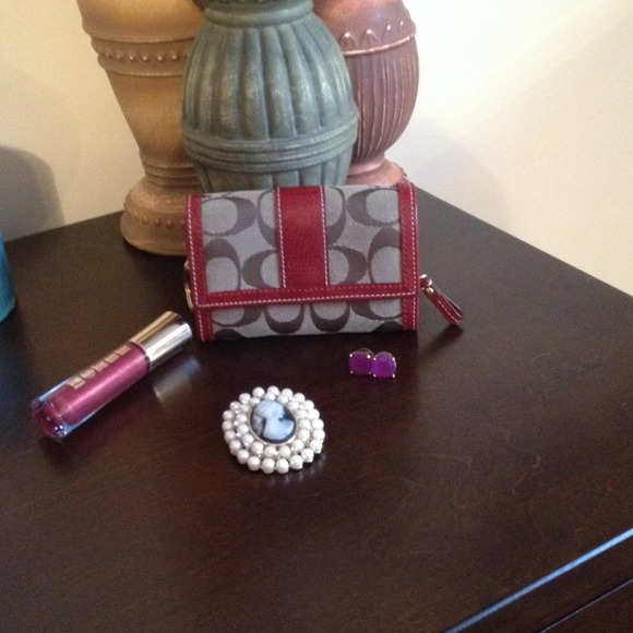 Coach Clutches & Wallets - NWOT Authentic Coach Signature Wallet